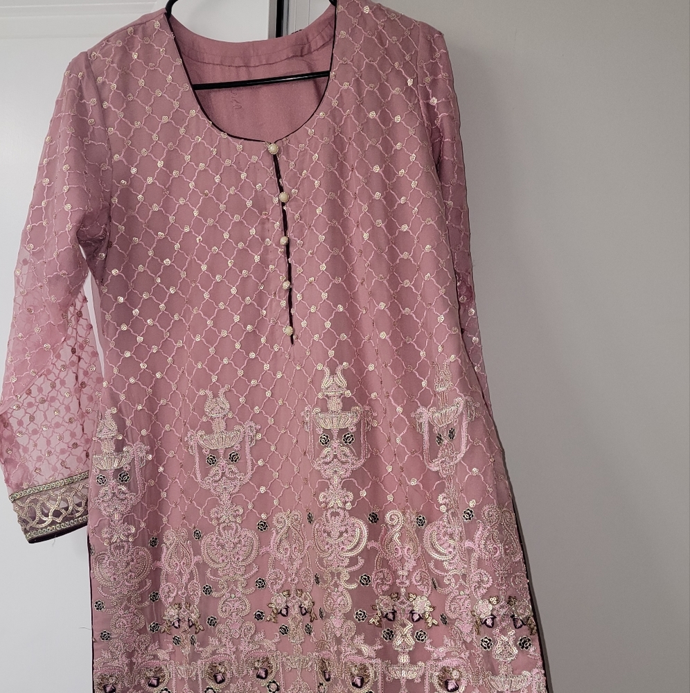Pakistani shalwar kameez